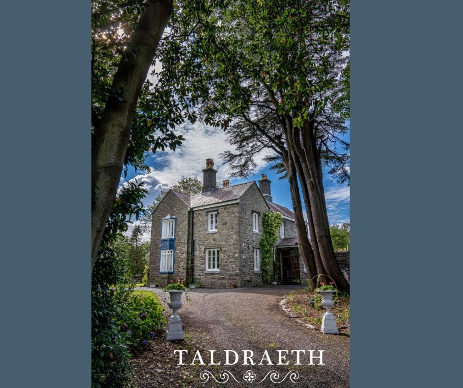 Taldraeth - Old Vicarage Guest House Penrhyndeudreath Exterior foto