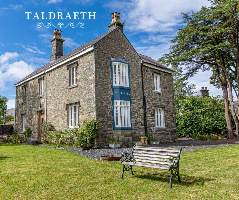 Taldraeth - Old Vicarage Guest House Penrhyndeudreath Exterior foto